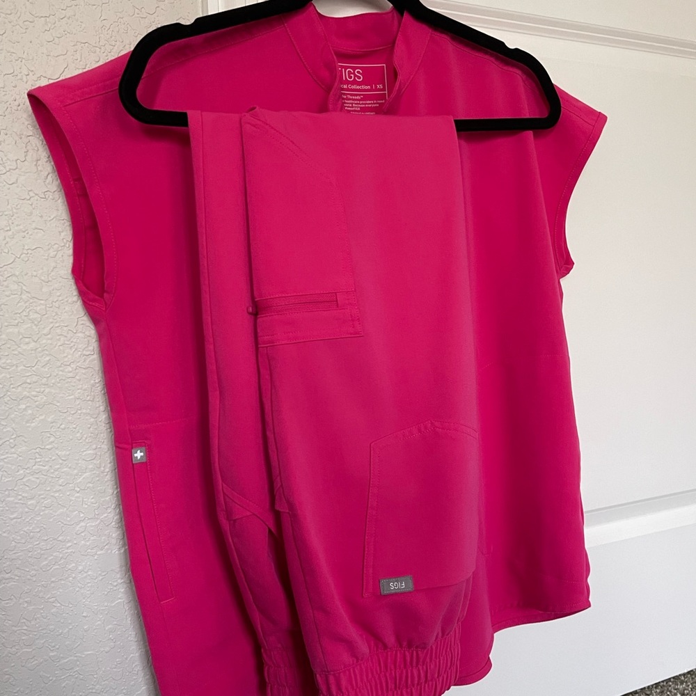 Figs set in electric pink top & bottom